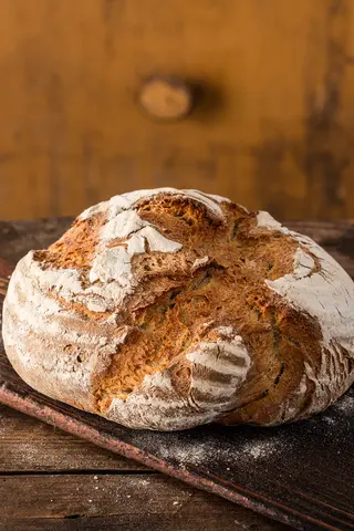 Brot auf einem Brotschieber frisch aus dem Ofen