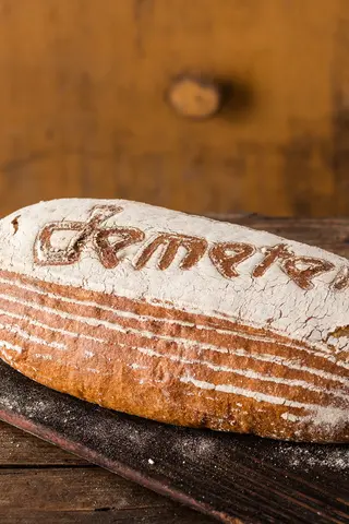 Brot auf Schieber mit Demeter-Schriftzug im Mehl