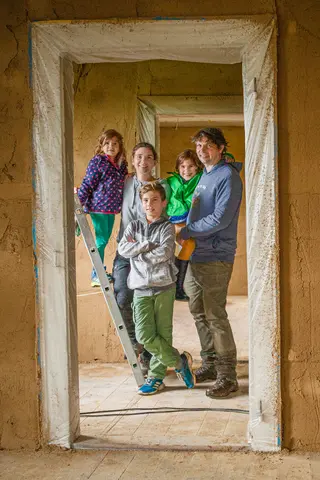 Familie Hahn auf der Baustelle