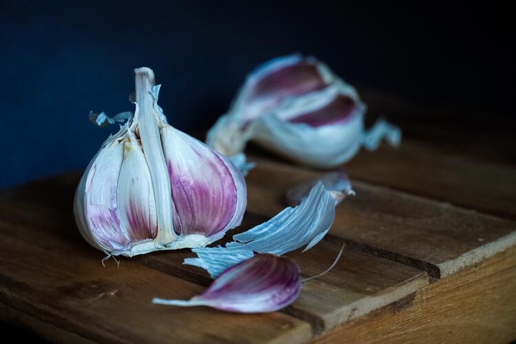 Knoblauch auf Holztisch