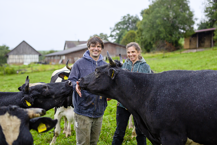 Denis und Kristin-Marlen Hahn auf der Kuhweide