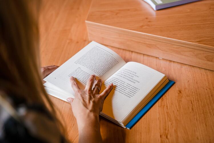 Hand auf einem Buch