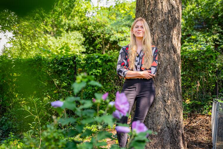 Dr. Kira Vinke im Garten