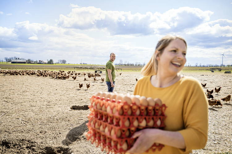 Anna mit Eierkartons