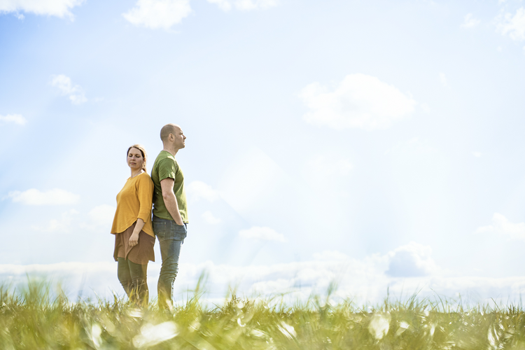 Anna und Lukas Propp auf einer Wiese