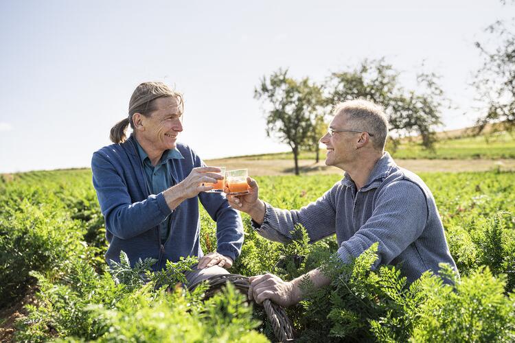 Anstoßen mit Saft