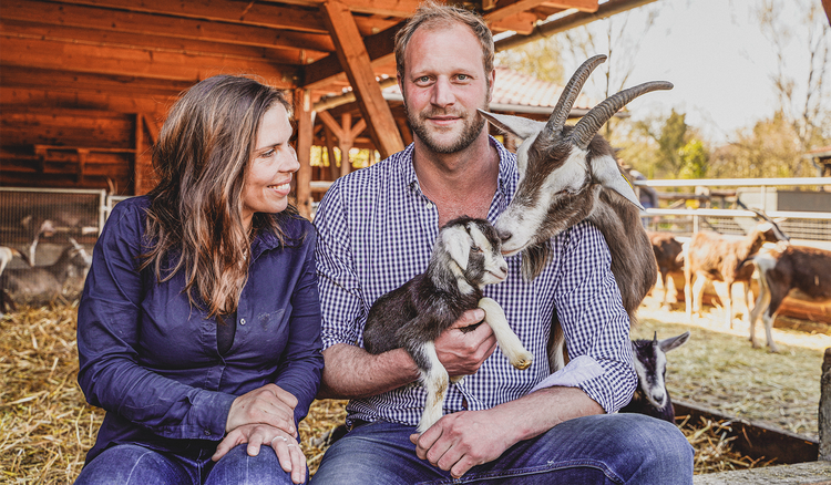 Klara Roever und Malte Behr mit Ziegen