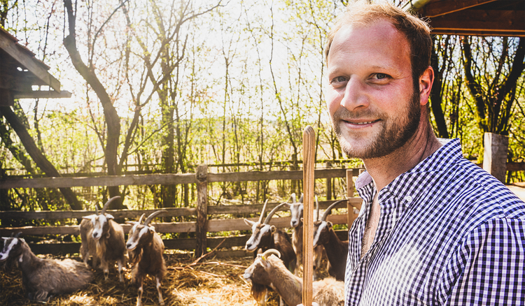 Malte Behr im Ziegenstall