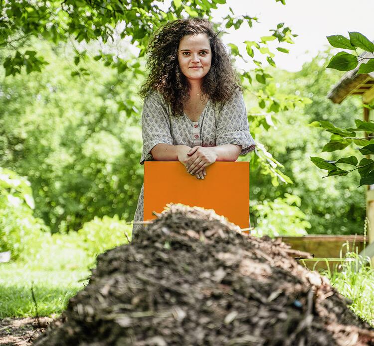 Selina Tenzer mit orangenem Würfel