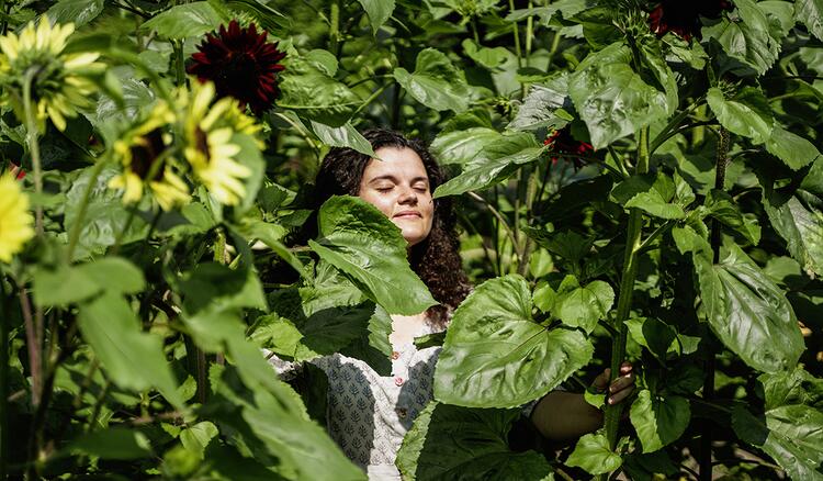 Selina Tenzer mit Sonnenblumen