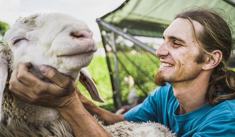 Lukas Dreyer mit Schaf