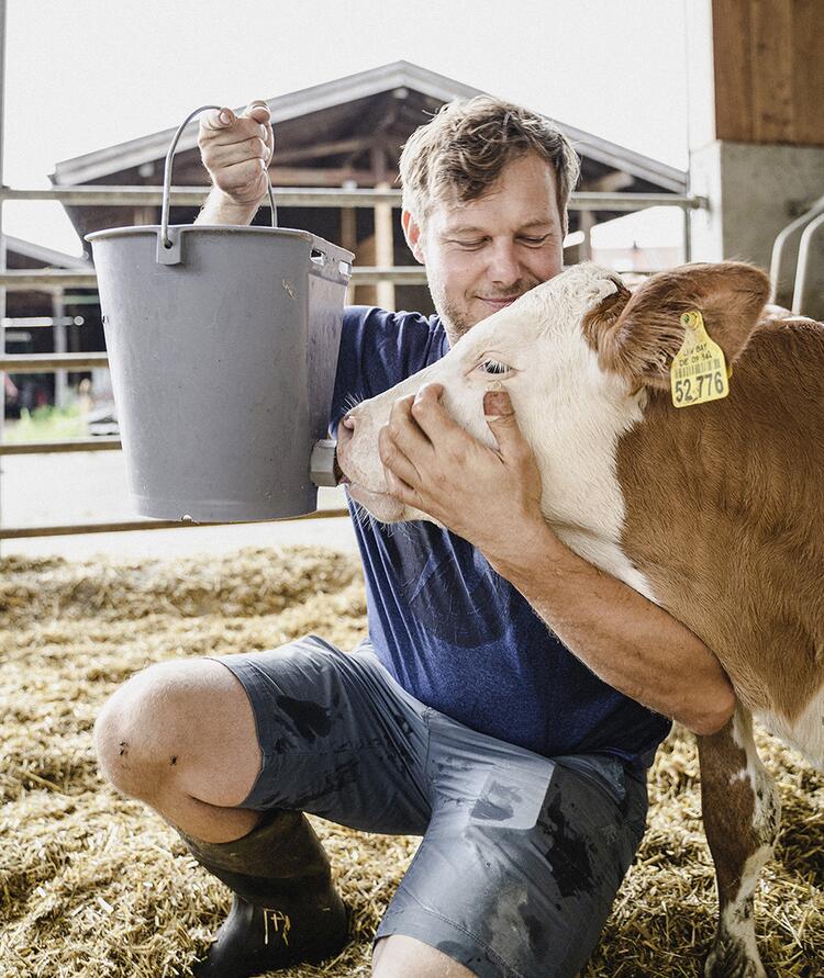 Andreas Wimmer mit Kalb