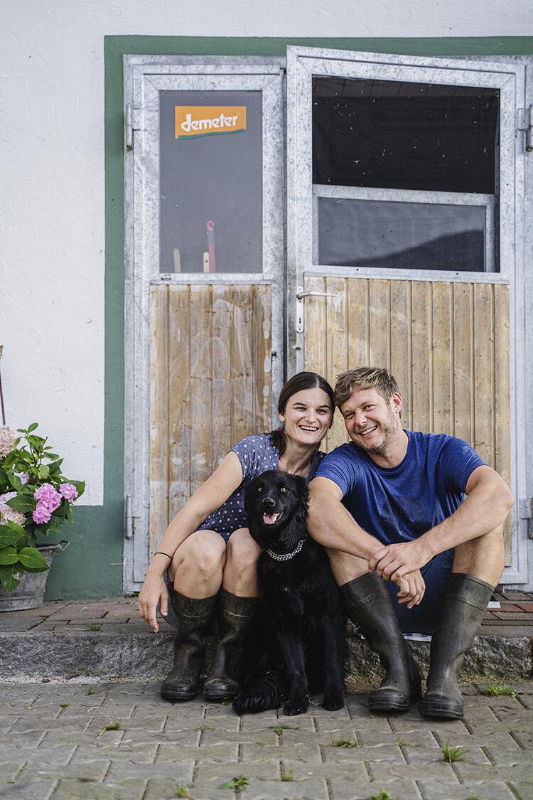 Katharina und Andreas Wimmer vor dem Kuhstall