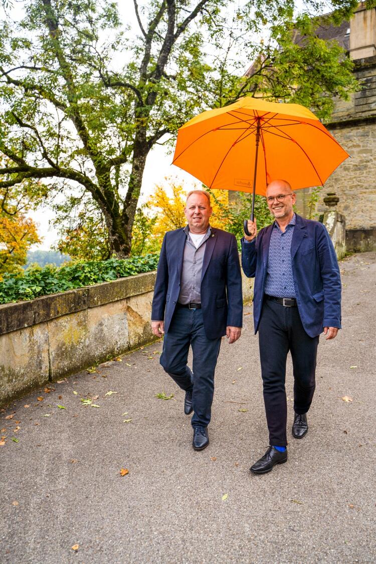 Friedemann Vogt und Alexander Gerber unterm Schirm