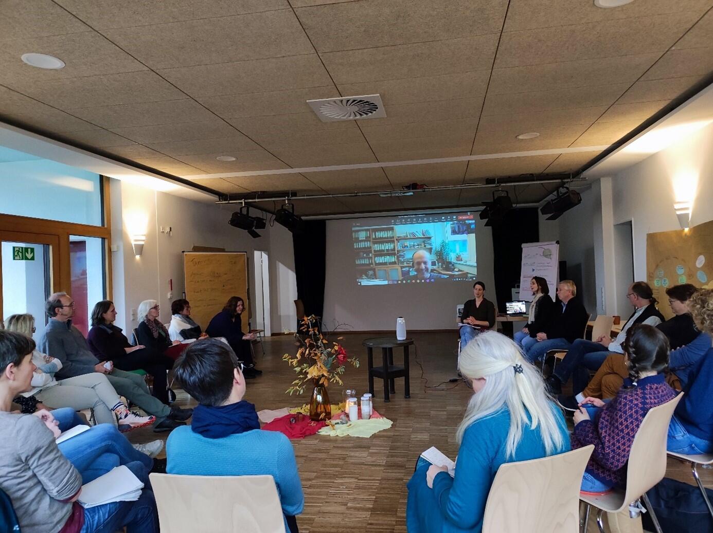 Gruppe sitzt in einem Kreis