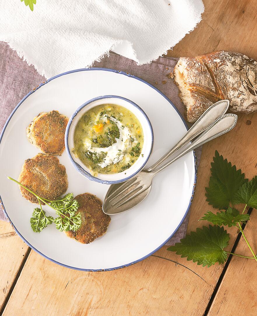 Brennnessel-Suppe mit Auberginen-Frikadellen