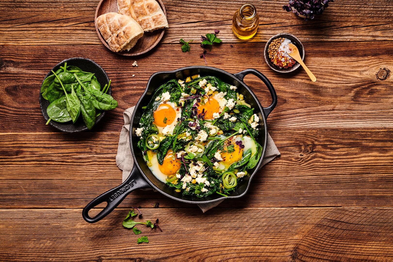 Grünes Shakshuka mit Zucchini und Fetakäse