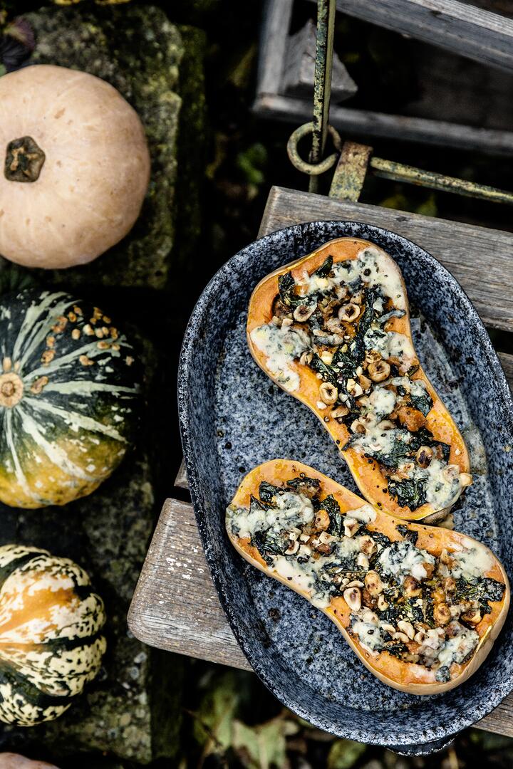 Gefüllter Butternut mit Schwarzkohl und Nüssen