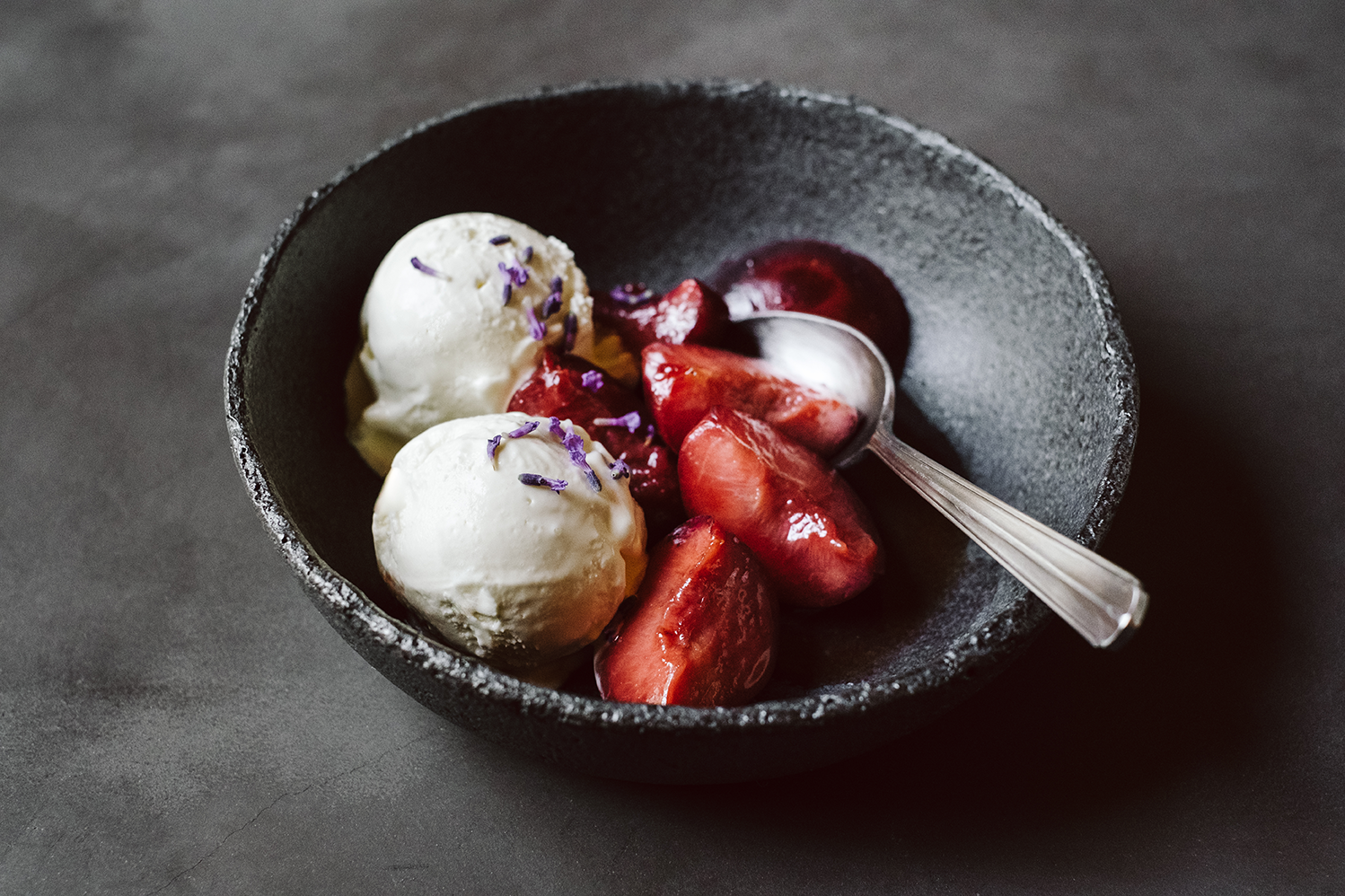 Lavendel-Honig-Eis mit gebratenen Pflaumen