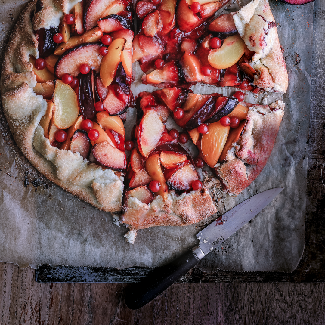 Pflaume mit roten Johannisbeeren Tarte