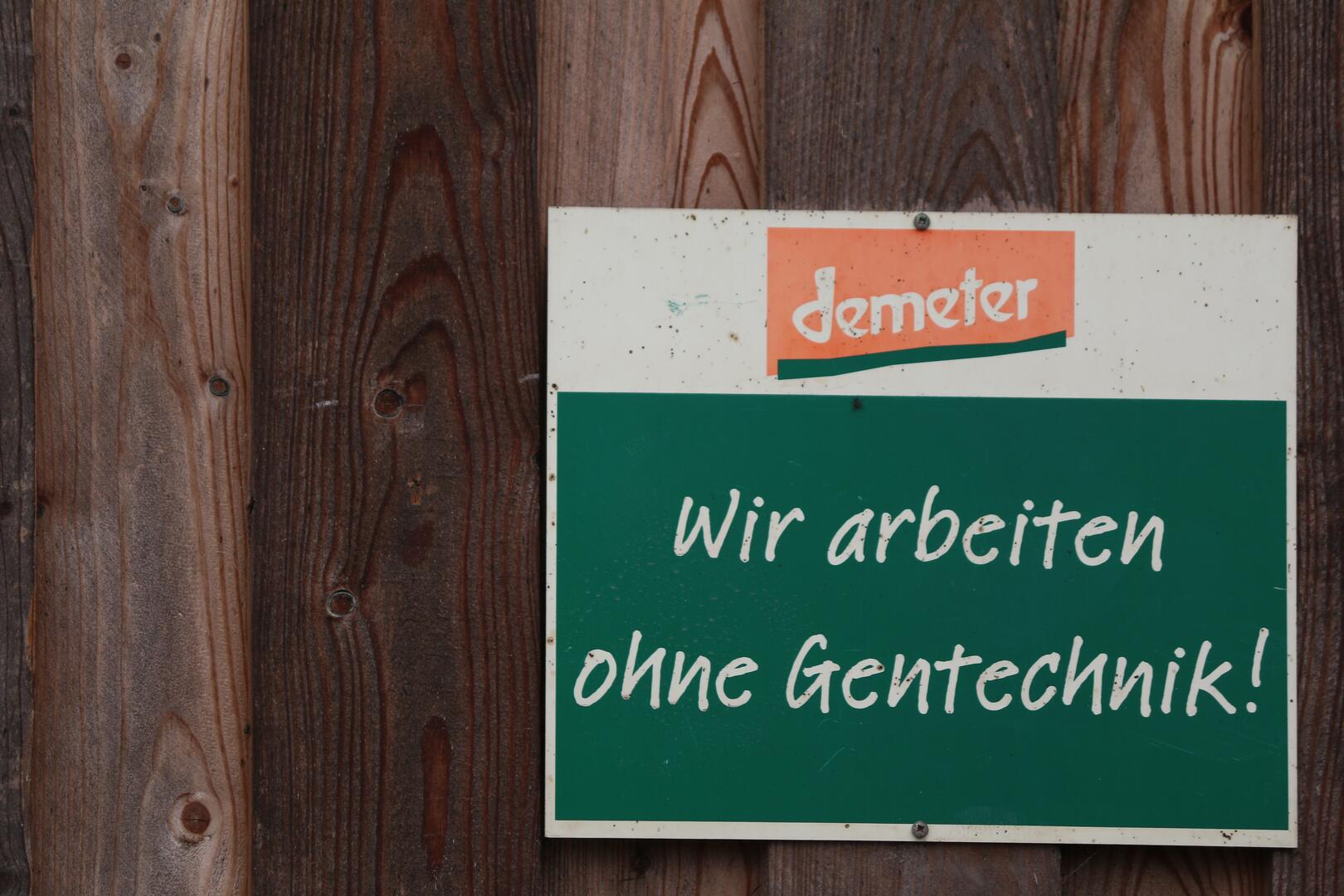 Schild Wir arbeiten ohne Gentechnik