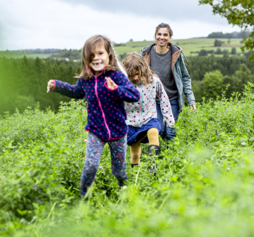 Kristin-Marlen Hahn mit ihren Kindern auf einer Wiese