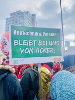 Plakat: Gentechnik und Patente? Bleibt uns vom Acker