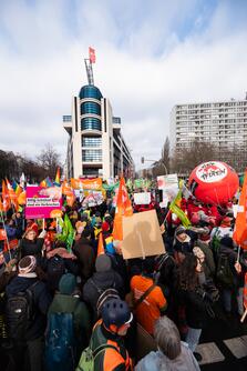 Demozug vor dem Willy Brandt-Haus