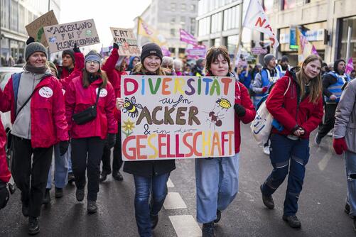 Schild: Diversität auf dem Acker und in der Gesellschaft