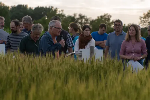 Reiner Schmidt von der Demeter Beratung mit den biodynamischen Züchter:innen