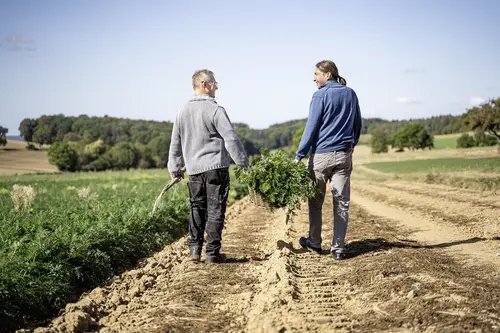 Matthias Maier und Thomas Schneider auf dem Feld