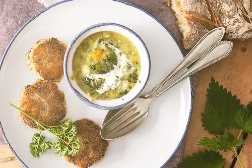 Brennnessel-Suppe mit Auberginen-Frikadellen