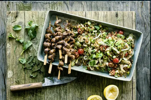 Dinkel-Tabouleh mit Rindfleisch-Spießen