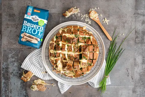 Pull-Apart-Bauernbrot mit Käse und Schnittlauch