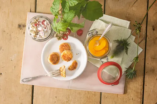 Goldene Quarkplätzchen mit Frucht-Sahne-Creme